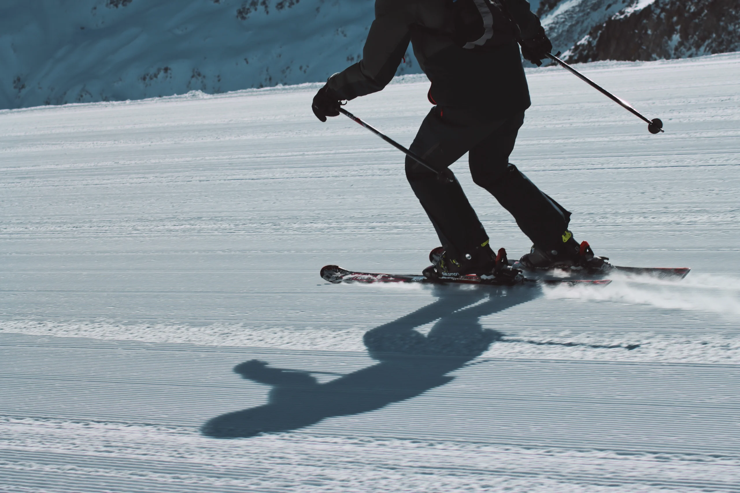 skier in actie op de piste