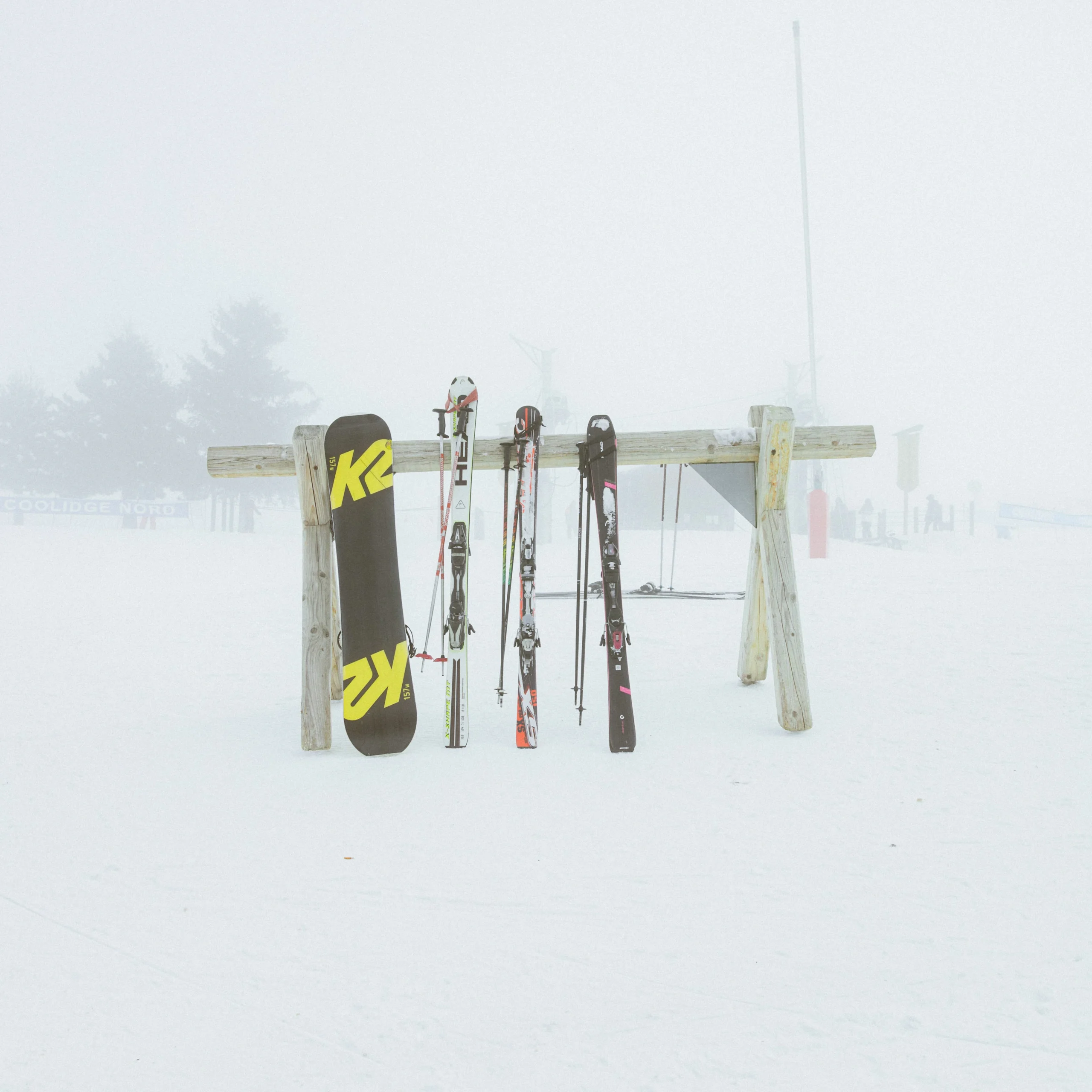 snowboard en skis in rek op de piste