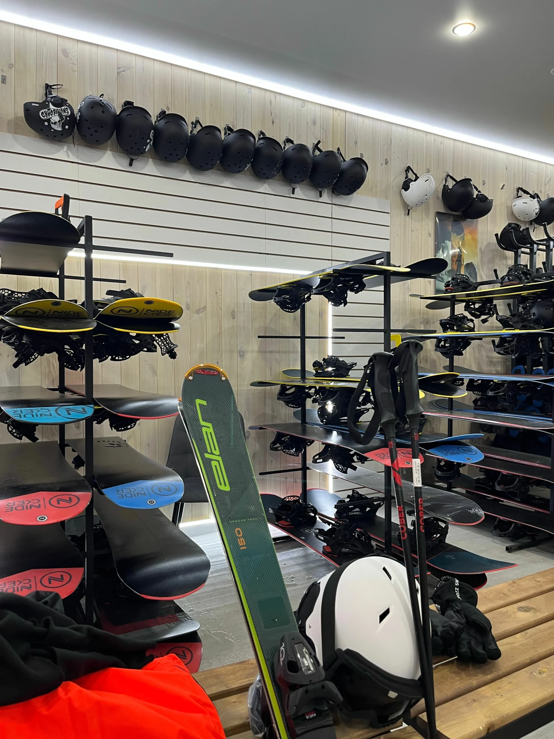 Uitrusting skis en snowboards in de winkel