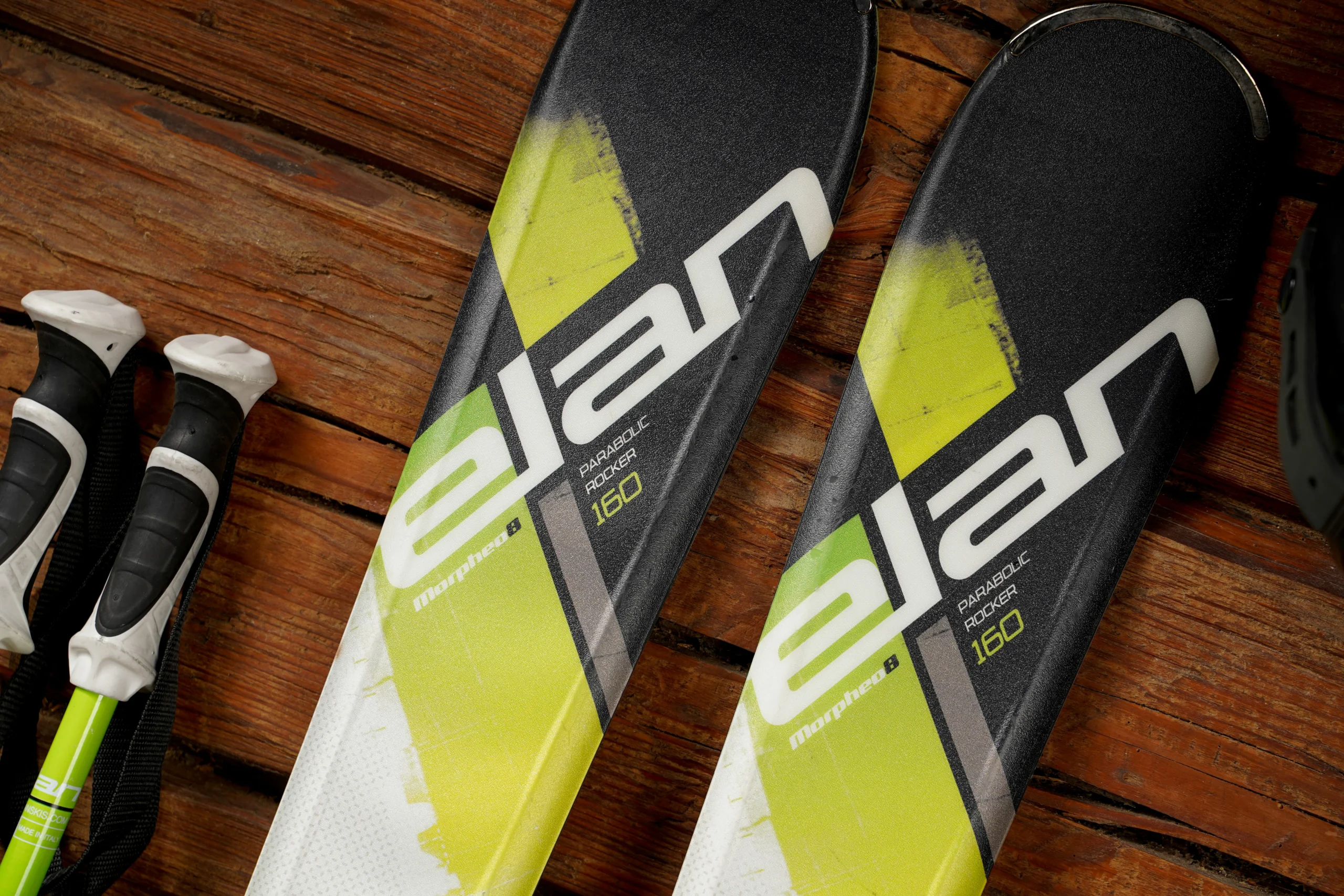 geel met zwarte skis