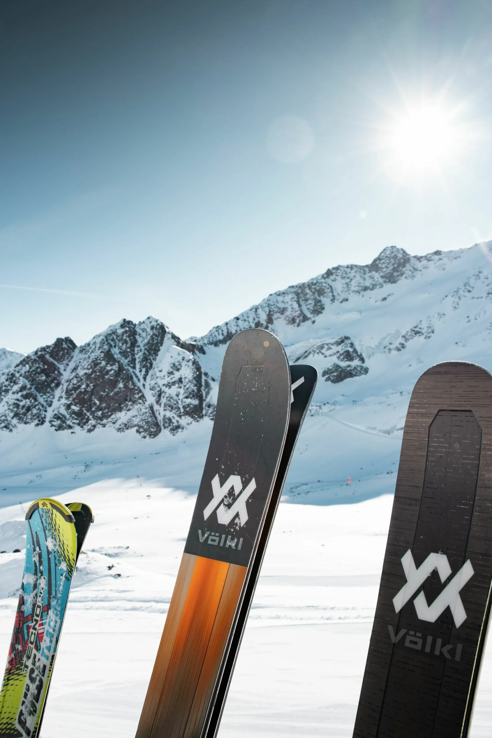 drie skis bergen achtergrond