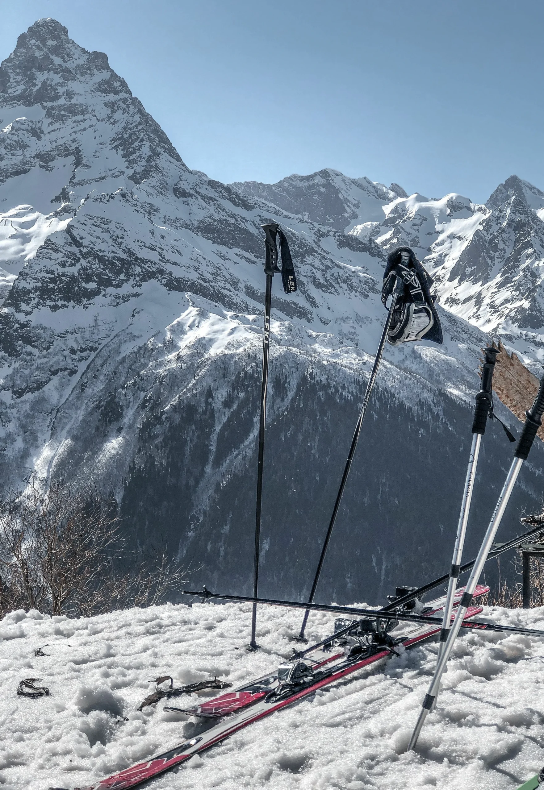 ski uitrusting op de berg