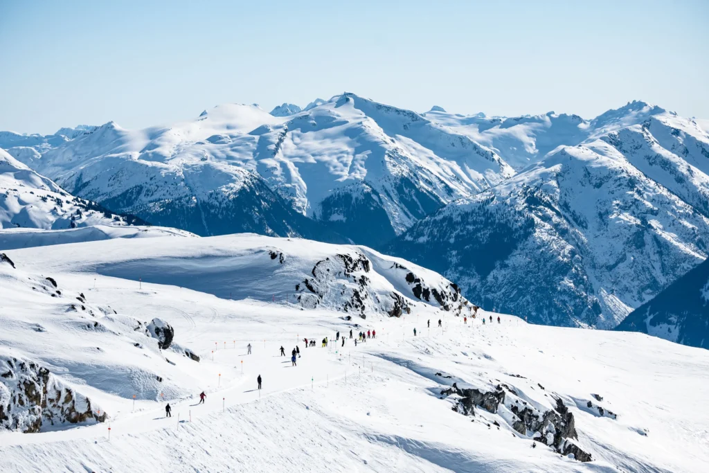lucht foto bergen met skiers