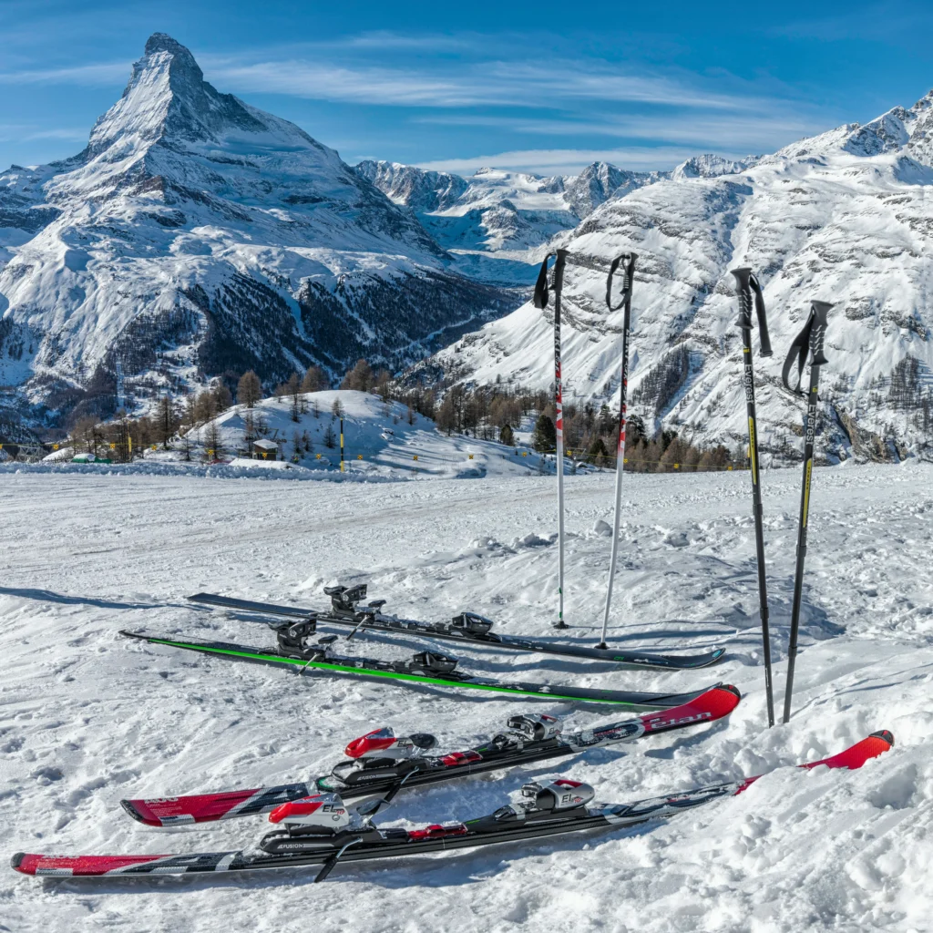 skis en skistokken op uitizicht