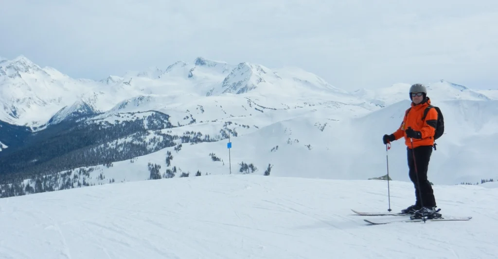 wintersport uitrusting boven aan piste